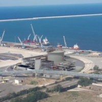 La citt� difenda il suo porto e s� stessa. Una catena umana sul lungomare.