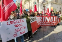 BRINDISI : MANIFESTAZIONE CONTRO I TAGLI AL CENTRO ANTI-VIOLENZA