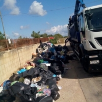 Cumuli di rifiuti abbandonati e lavaggi notturni