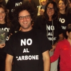 Simone Cristicchi riceve la maglia "no al carbone"