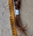 Bambina dona i suoi capelli