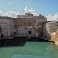 CASTELLO ALFONSINO : I MITI E IL MARE